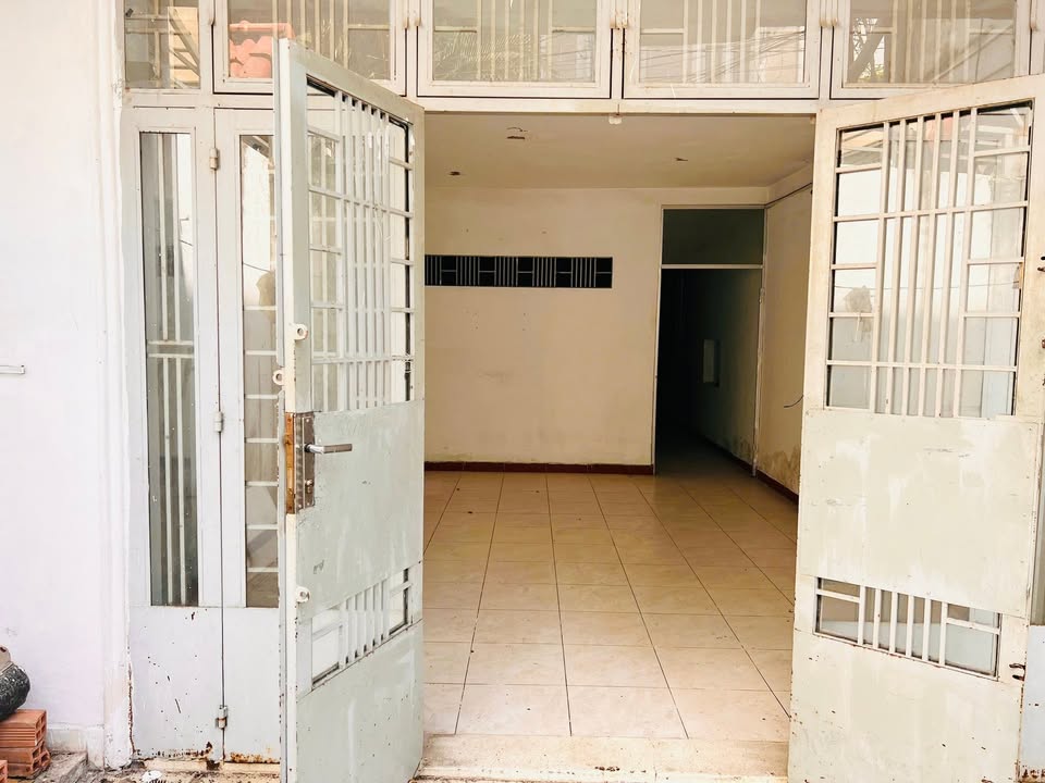 Nhà cho thuê Tân Bình 100m² giá 13 triệu - Mặt tiền hẻm xe tải, đầy đủ tiện nghi!