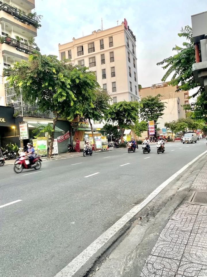 Nhà đúc BTCT Bạch Đằng, Tân Bình 160m² giá 30 tỷ - Phù hợp cho gia đình đông thành viên!