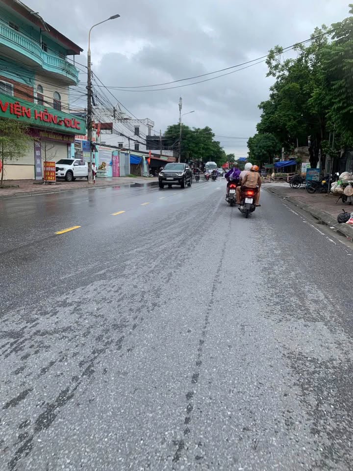 Nhà mặt đường Hoàng Quốc Việt 80m² giá 4 tỷ - Kinh doanh lý tưởng!