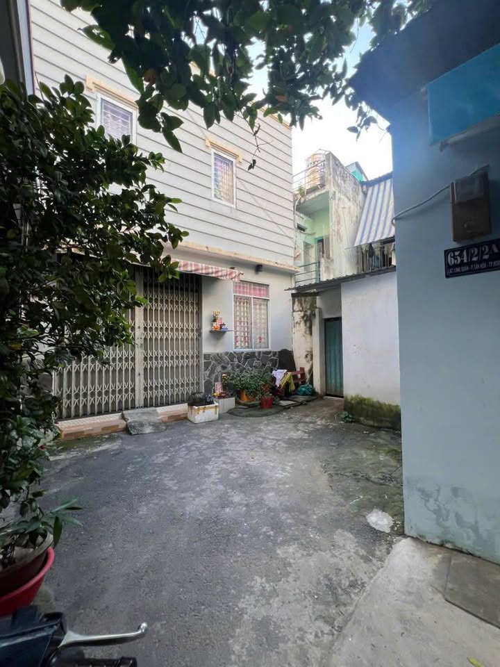 Nhà cấp 4 mặt hẻm Lạc Long Quân, quận Tân Bình 27m² giá 3.7 tỷ - Sẵn sàng cho thuê hoặc xây mới!