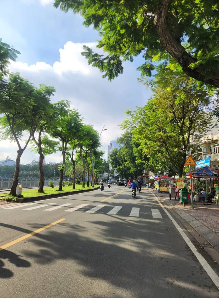 Nhà đẹp 4 tầng mặt bờ kè Hoàng Sa, Quận 1, 66m² chỉ 12.28 tỷ - Không gian xanh lý tưởng!