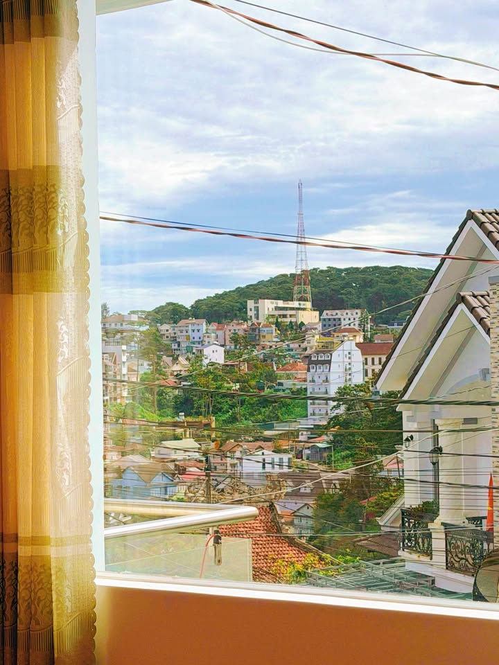 Nhà riêng Đà Lạt 65m² giá 6.4 tỷ - Sân đậu ô tô rộng rãi!