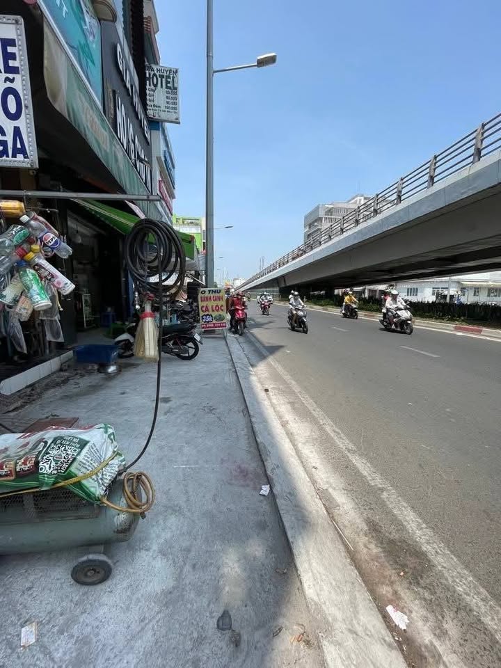 Nhà 4 Tầng Mặt Tiền Đường Hồng Bàng, Quận 6, Giá 16 Tỷ - Đầu Tư Sinh Lời!