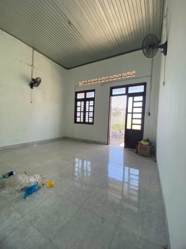 Nhà cấp 4 đường Nguyễn Trường Tộ, 100m² giá 1.6 tỷ - Sẵn sàng vào ở ngay!