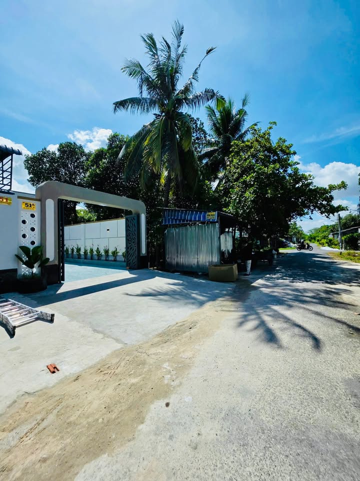 Nhà phố Hòa Thành Tây Ninh 239.7m² giá 1.95 tỷ - Vị trí đẹp, tiện ích đầy đủ!