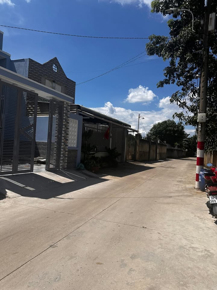 Nhà mặt tiền đường Tân Hiệp 30, Hóc Môn 137m² giá 4.5 tỷ - Nhà mới vào ở ngay!