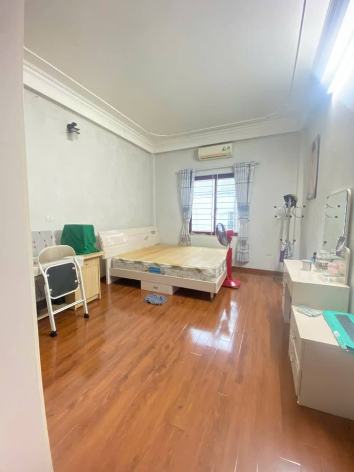 Văn phòng cho thuê tại Hai Bà Trưng, 80m² giá 22 triệu - Đường Hoàng Mai, Ô tô đỗ cửa!