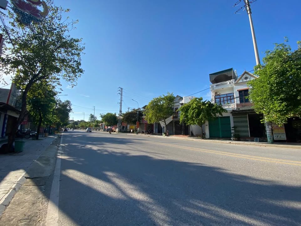 Nhà 2,5 tầng đường Lê Thái Tổ, Triệu Sơn 398m² giá 5.9 tỷ - Tiện ích đầy đủ, sẵn sàng ở!