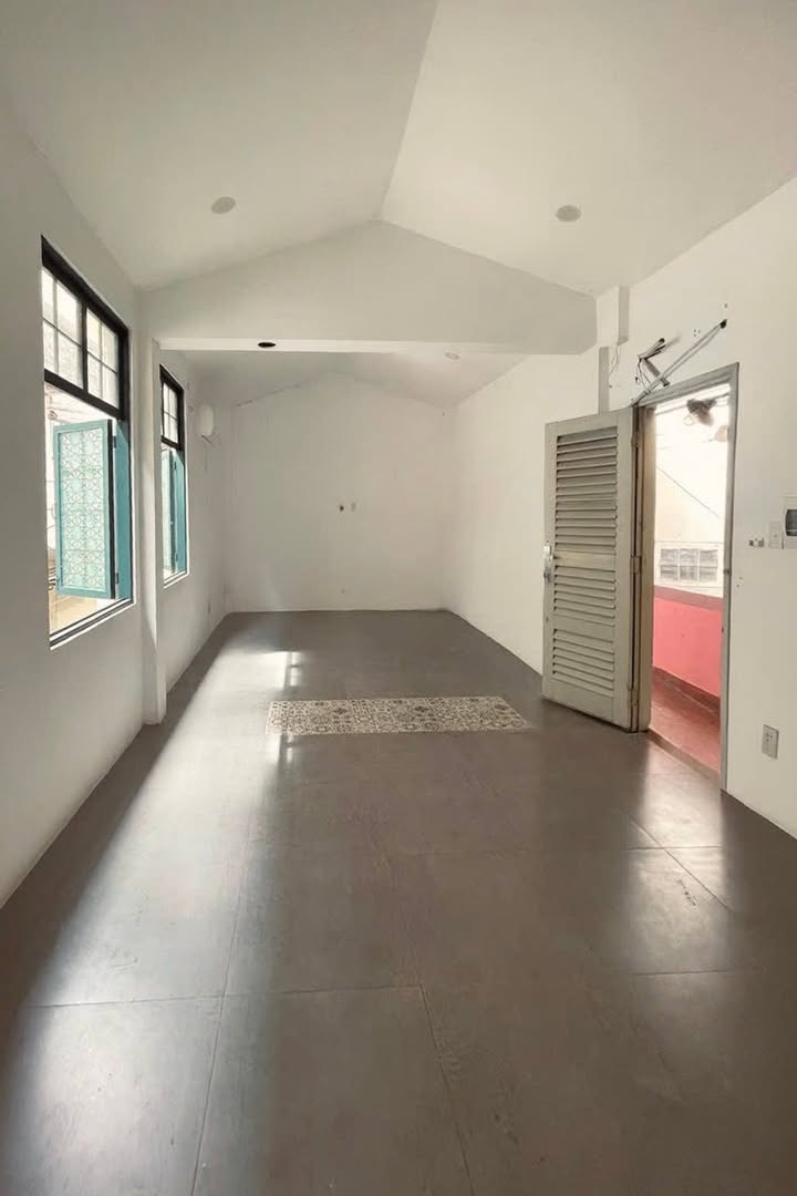 Nhà lầu 2 cho thuê tại Quận 1 - Diện tích 40m², giá 9 triệu/tháng - Phù hợp kinh doanh đa dạng!