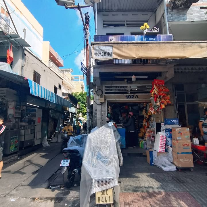 Cho thuê nguyên căn 102A Trần Quý, Quận 11, 28m² - Vị trí đắc địa ngay trung tâm!