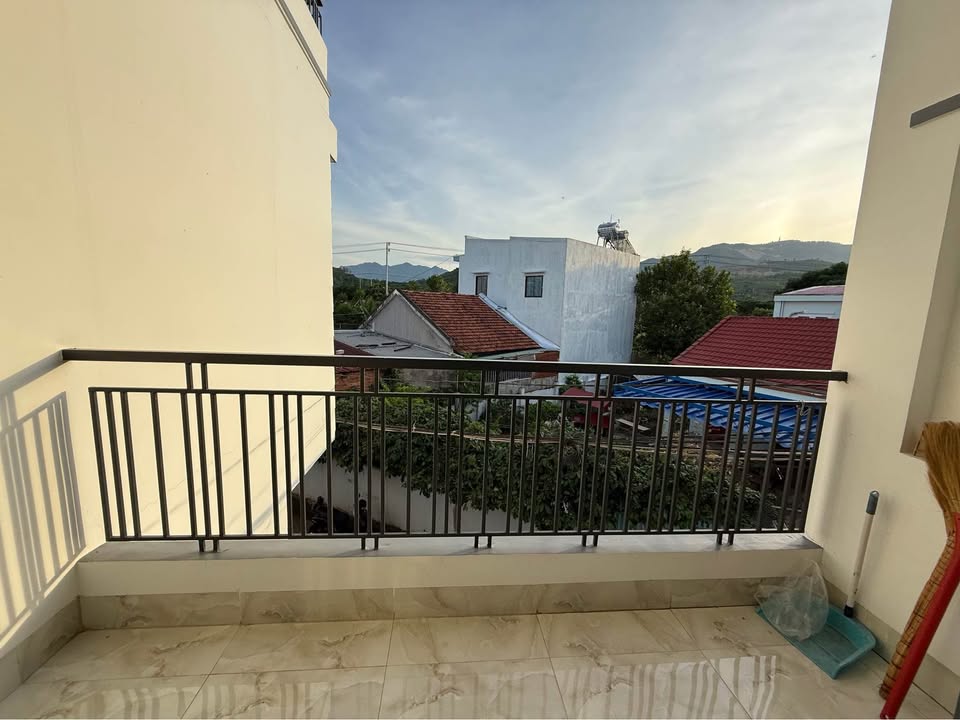 Nhà 3 tầng Vĩnh Thái Nha Trang 83m² giá 4.1 tỷ - Không gian yên tĩnh gần sông!