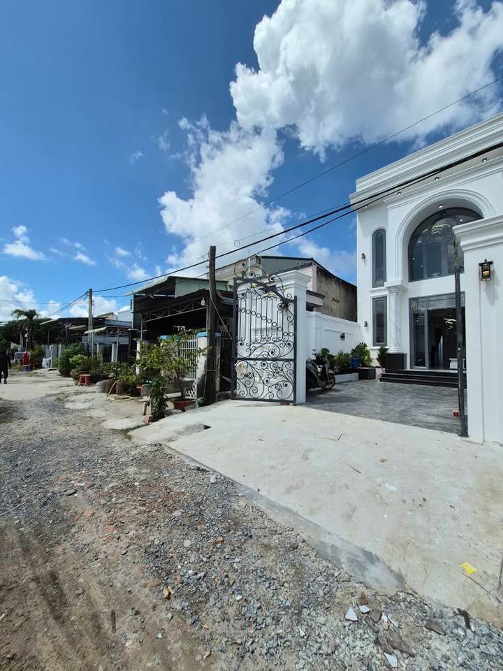 Nhà mới 100% tại Long Mỹ, Tây Ninh 90m² giá 2.5 tỷ - Thiết kế sang trọng, tiện nghi đầy đủ!