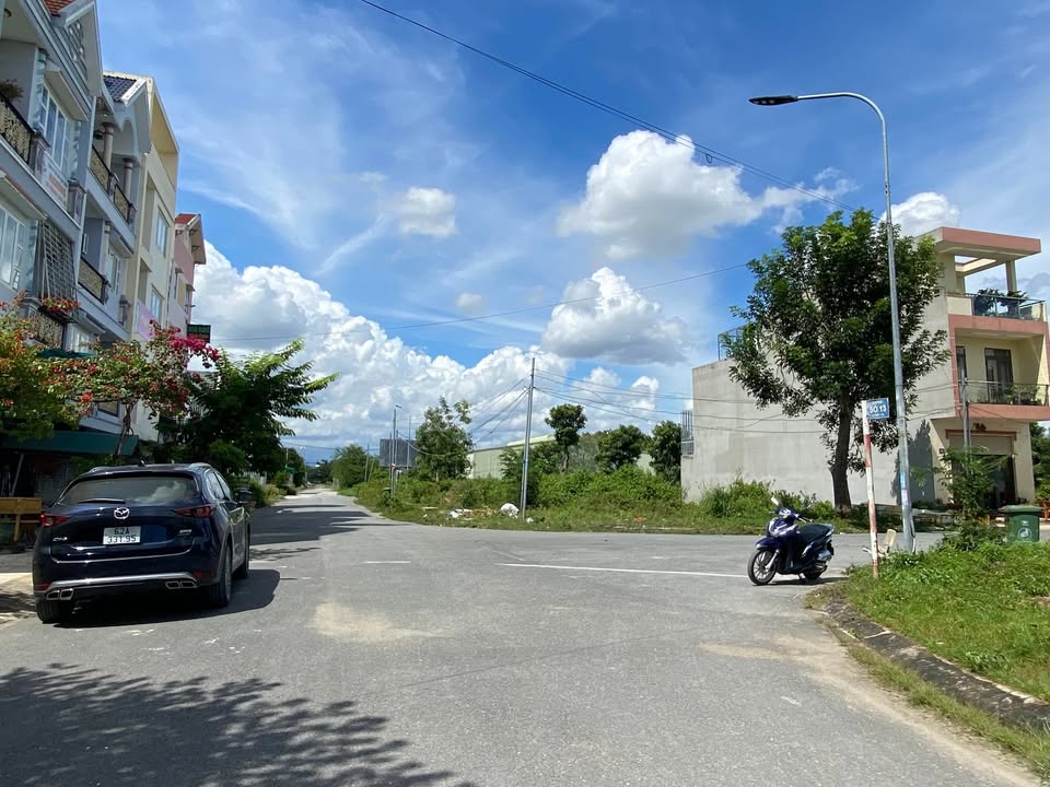 Đất nền lô góc 2 mặt tiền nhựa KDC 135, Thị trấn Bến Lức 100m² giá 3,5 tỷ - Cơ hội đầu tư tuyệt vời!