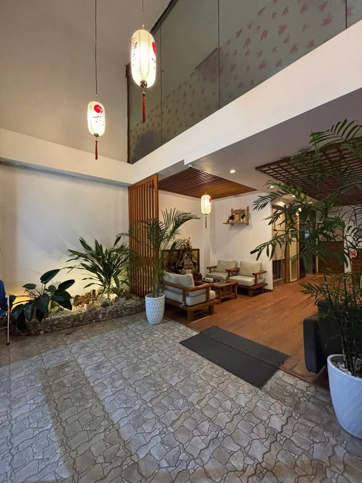 Nhà mặt tiền Trần Thái Tông, Cầu Giấy 100m² giá 130 triệu - Mặt tiền 6m, tiện kinh doanh!