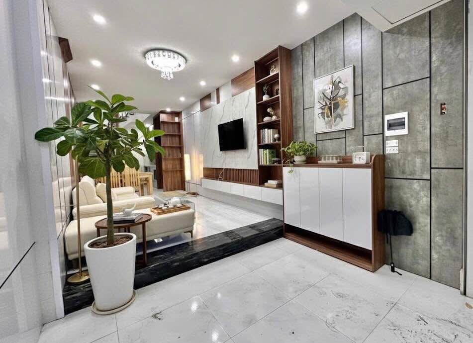 Nhà phố Nguyễn Sơn, Gia Thụy, Long Biên 42m² giá 8 tỷ - Full nội thất sang trọng!