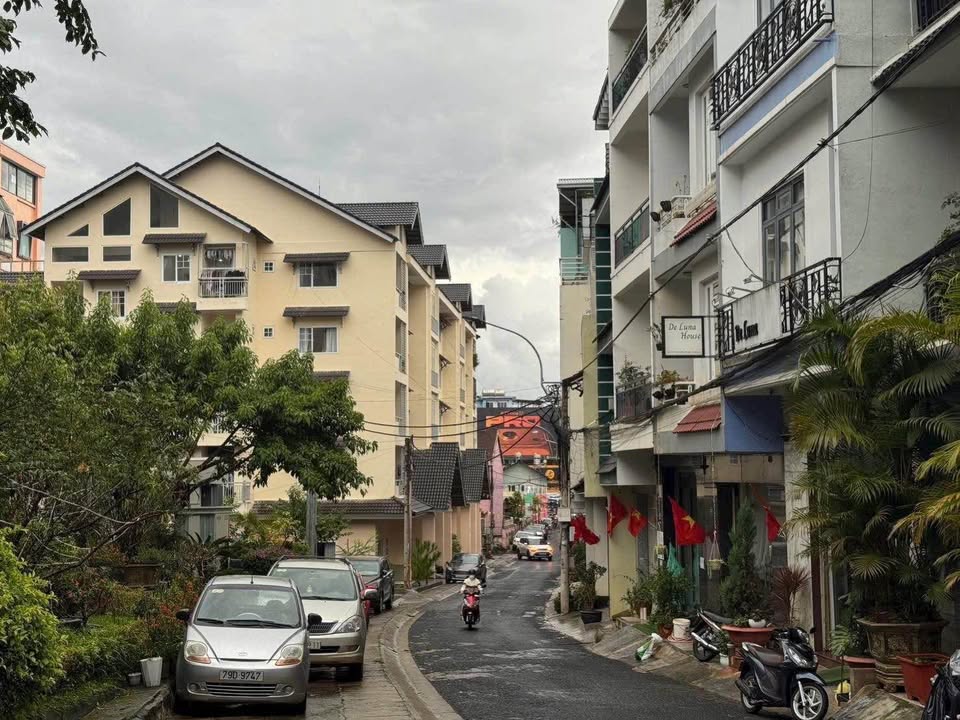 Bán nhà 3 tầng đường Phan Đình Phùng, Đà Lạt 81m² giá 10.6 tỷ - Sổ riêng, vào ở ngay!