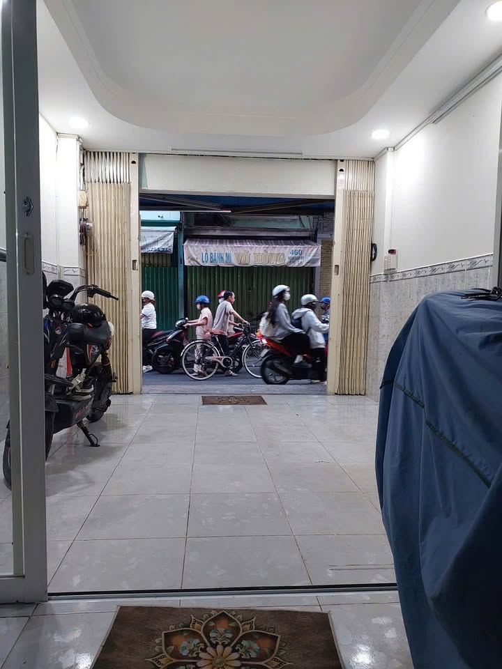 Store for rent Đoàn Văn Bơ Quận 4 12m² giá 6 triệu - Tiện lợi cho kinh doanh!