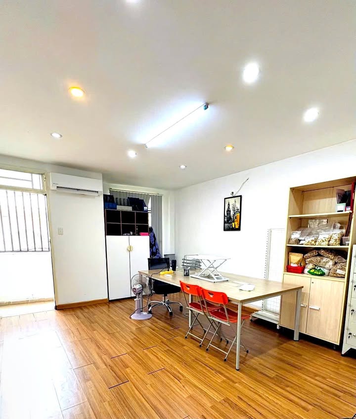 Văn phòng cho thuê tại đường Hoa Sứ, Phú Nhuận - Giá 7.5 triệu/tháng, tiện nghi đầy đủ!