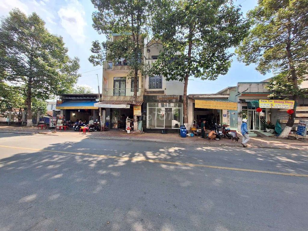 Nhà phố mặt tiền kinh doanh tại Tân Đông Hiệp, Dĩ An 72m² giá 8.8 tỷ - Sổ hồng riêng, thổ cư 100%!