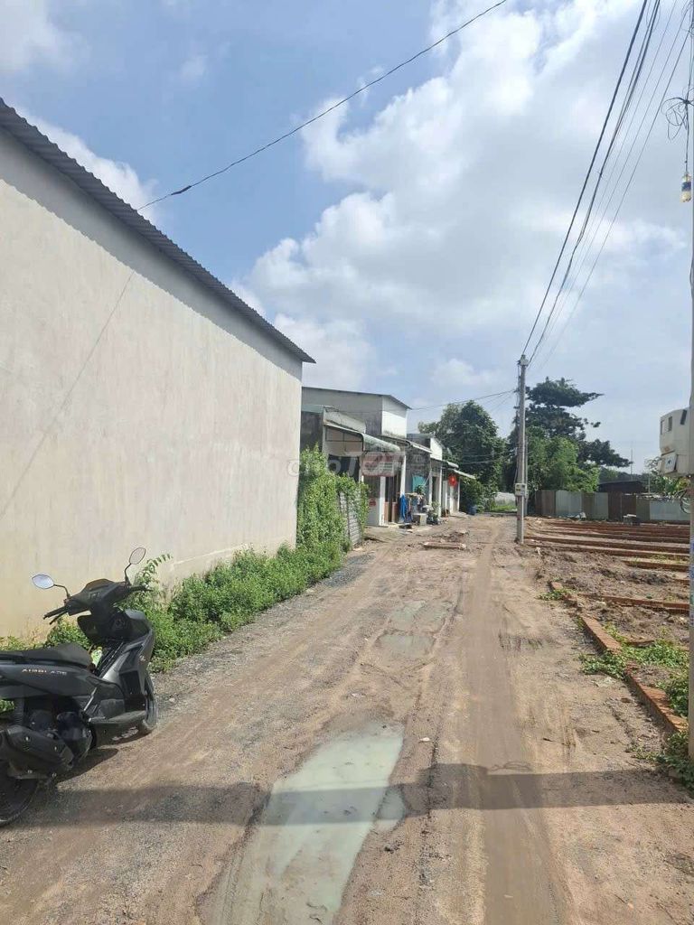 Đất thổ cư 64,2m² gần VinCom Dĩ An - Giá 2,5 tỷ, sổ hồng riêng