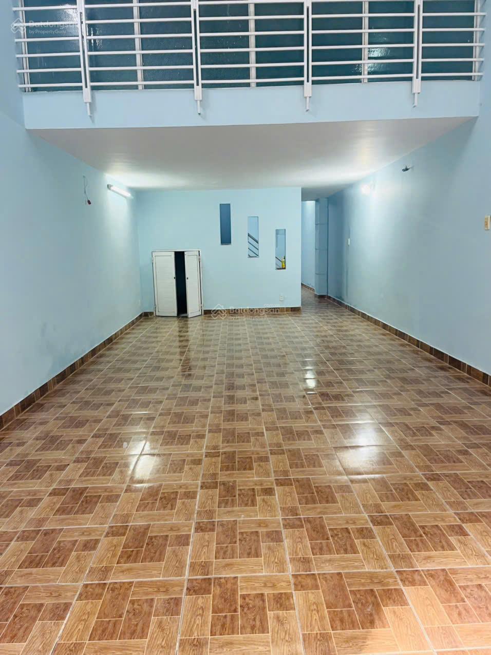 Nhà nguyên căn 180m2 hẻm 8m, Tân Bình, chỉ 11 triệu - Kinh doanh tuyệt vời!