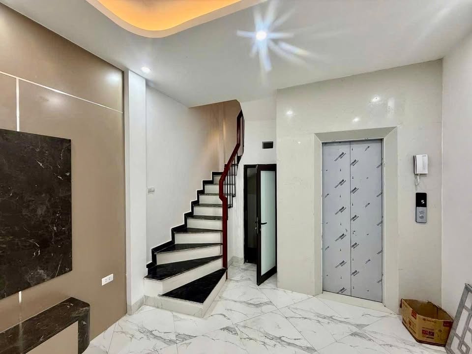 Nhà xây mới Đường Láng, Đống Đa 35m² giá 8 tỷ - Sổ đỏ chính chủ, thang máy tiện nghi!