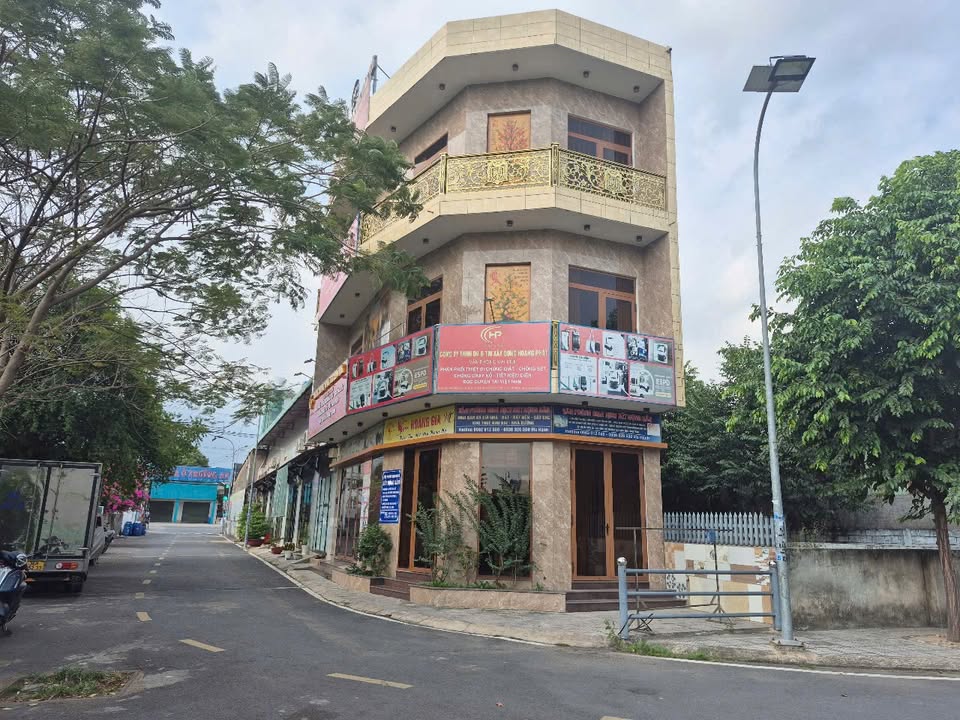 Nhà 3 tầng lô góc tại Dĩ An 216m² - Kinh doanh sinh lời ngay!