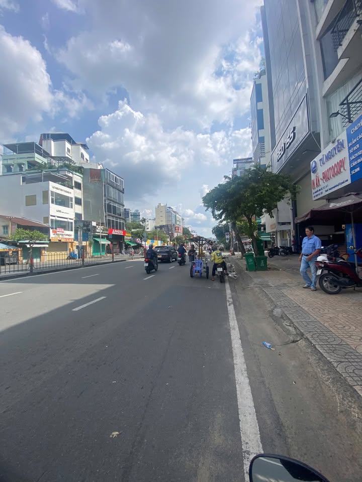 Cho thuê mặt bằng mặt tiền Nguyễn Văn Cừ, Quận 1, diện tích 198m² - Vị trí đắc địa kinh doanh!