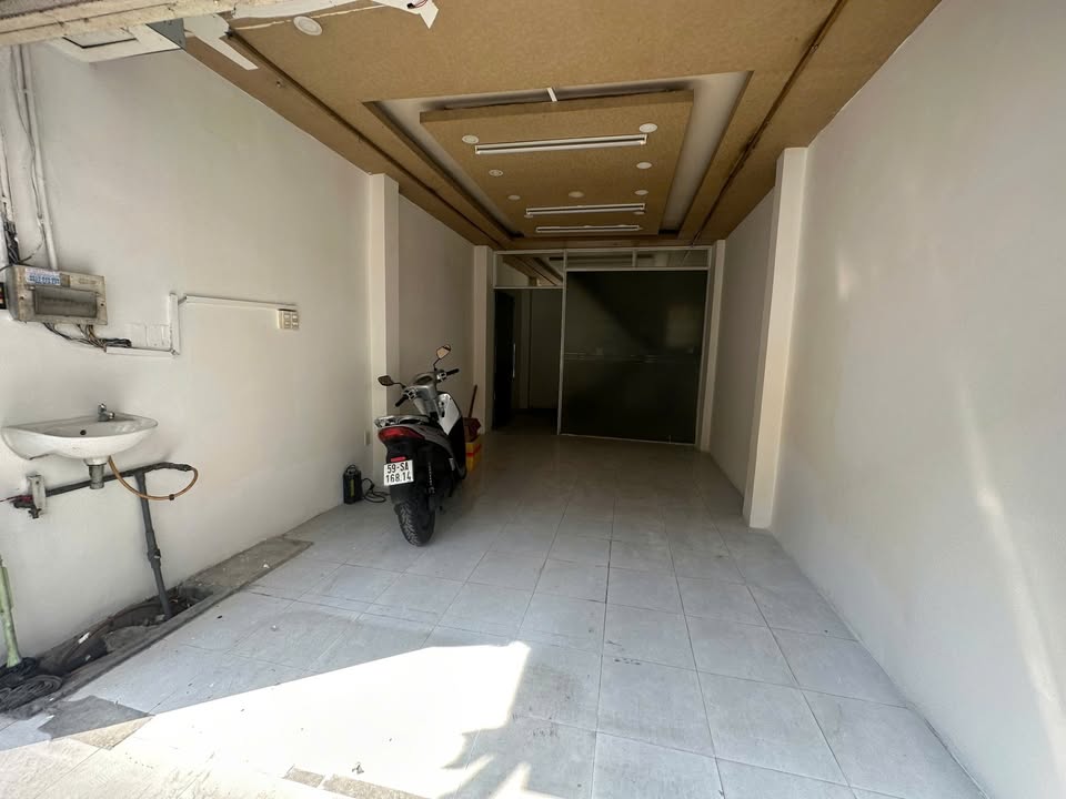 Nhà mặt tiền đường Cách Mạng Tháng 8, Quận 10, 34m² - Thích hợp kinh doanh