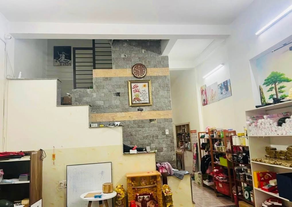 Nhà Hẻm 82 Lê Lợi, Quảng Ngãi 105m² giá 2.3 tỷ - Sẵn sàng dọn vào ở ngay!