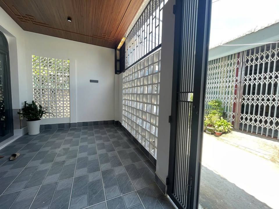 Nhà góc 3 mặt hẻm 680 Nguyễn Trung Trực, Rạch Giá 99m² giá 1.69 tỷ - Tặng nội thất!