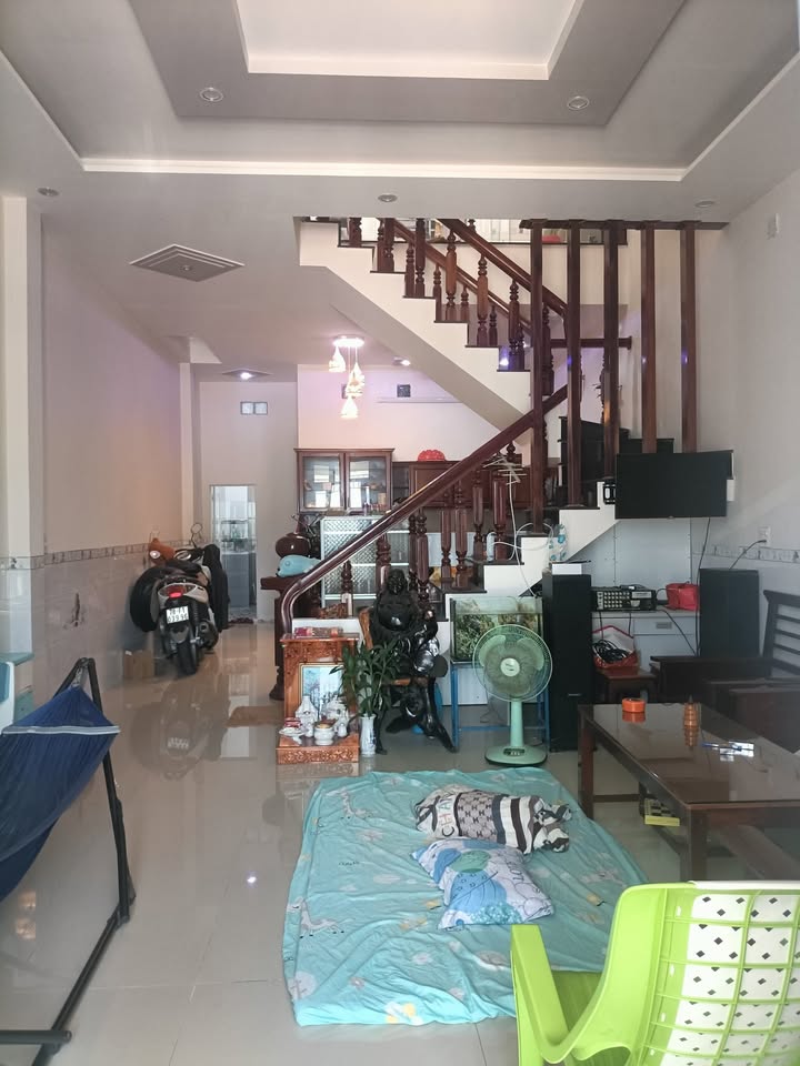 Nhà 2,5 tầng khu công an Phú Thạnh 80m² giá 2.7 tỷ - Thương lượng ngay!