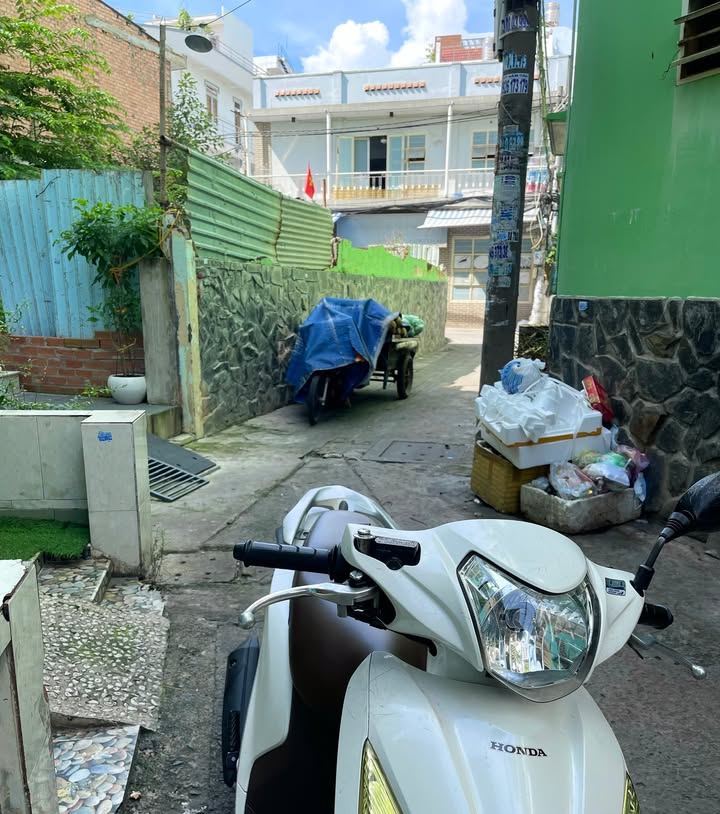 Nhà phố Lạc Long Quân Q11 51m² giá 5.4 tỷ - Tiện nghi gần chợ Bình Thới!