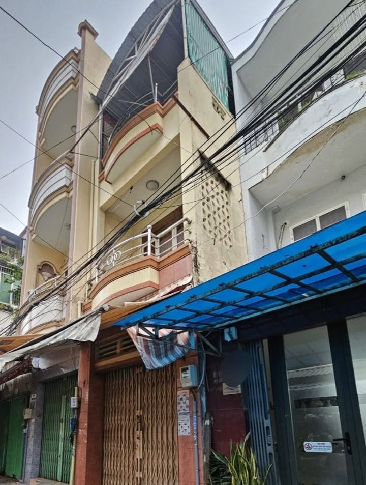 Bán nhà mặt tiền chợ Nhật Tảo, quận 10, diện tích 34m² - Cơ hội đầu tư lý tưởng!