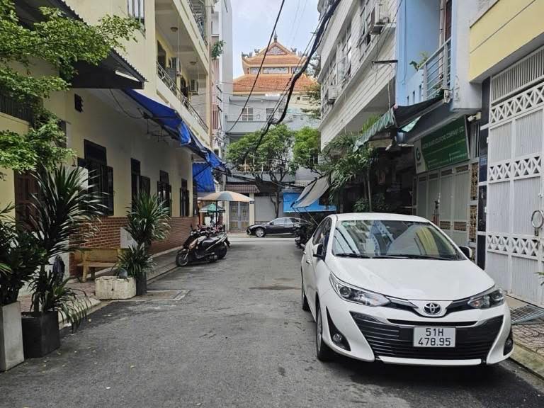 Nhà bán Nguyễn Hồng Đào, Tân Bình 106m² giá 13.5 tỷ - Giảm 500 triệu, sẵn sàng vào ở!