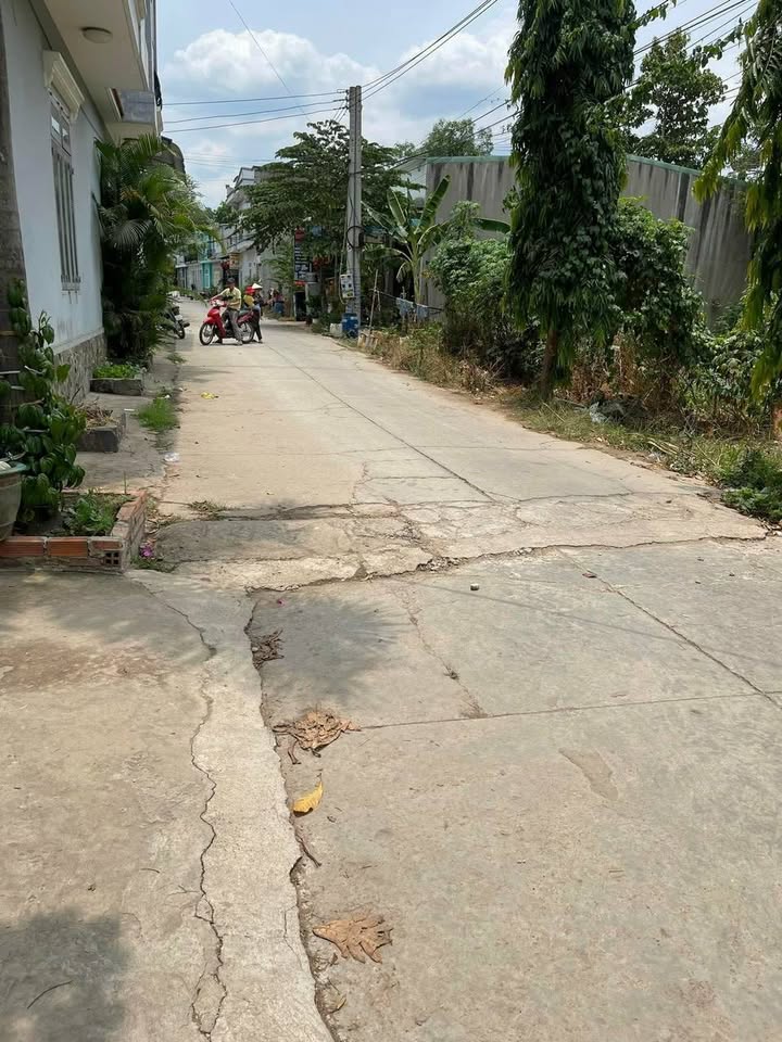 Đất nền 2 mặt tiền đường Chợ Bến Lớn, Tân Định 100m² giá chỉ 1.3 tỷ - Cơ hội đầu tư tuyệt vời!