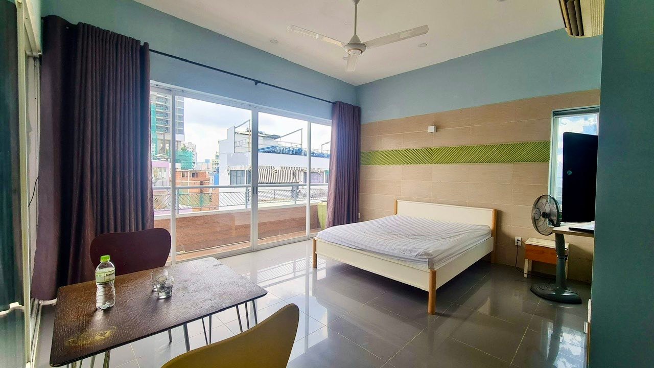 Căn hộ 1 phòng ngủ Nguyễn Trãi, quận 1 - Nội thất đầy đủ, ban công siêu rộng!