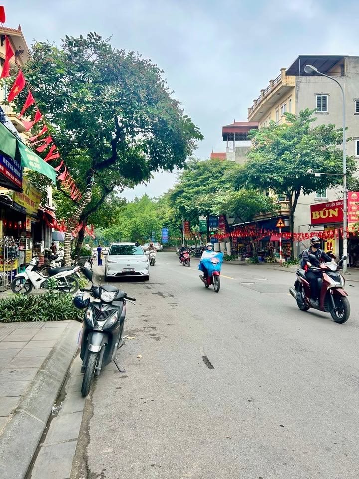 Đất 50m² Việt Hưng giá 8.5 tỷ - Sổ đỏ chính chủ, vị trí đắc địa!