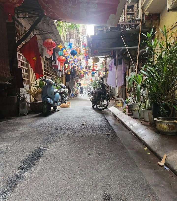 Nhà 3 tầng đẹp Thanh Xuân Bắc 28m² giá 2.3 tỷ - Ô tô tránh, có vỉa hè!