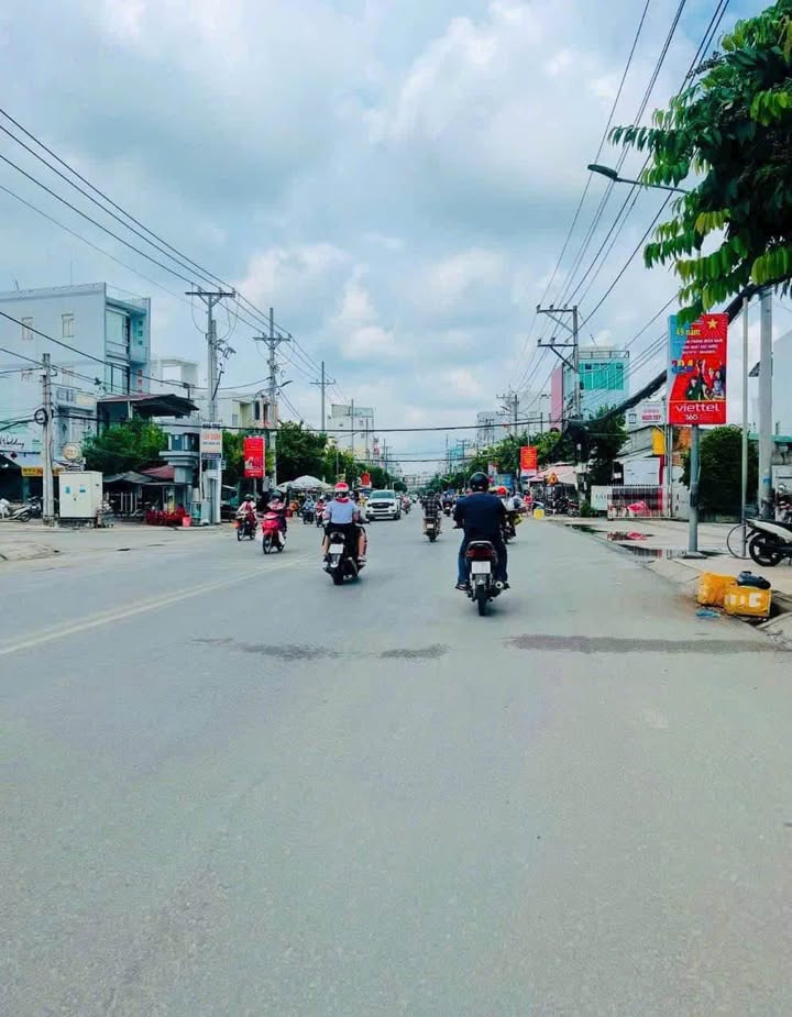 Nhà cho thuê 3 tầng mặt tiền đường Hà Hoàng Hổ, Long Xuyên - Giá 15 triệu/tháng