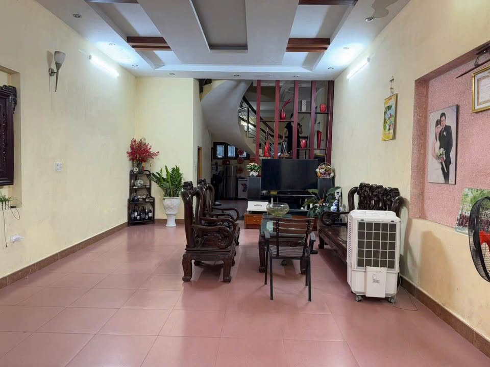 Nhà 3 tầng 1 tum tại phường Đông Hương, Thanh Hóa - Giá 5 tỷ, ô tô đỗ thoải mái!