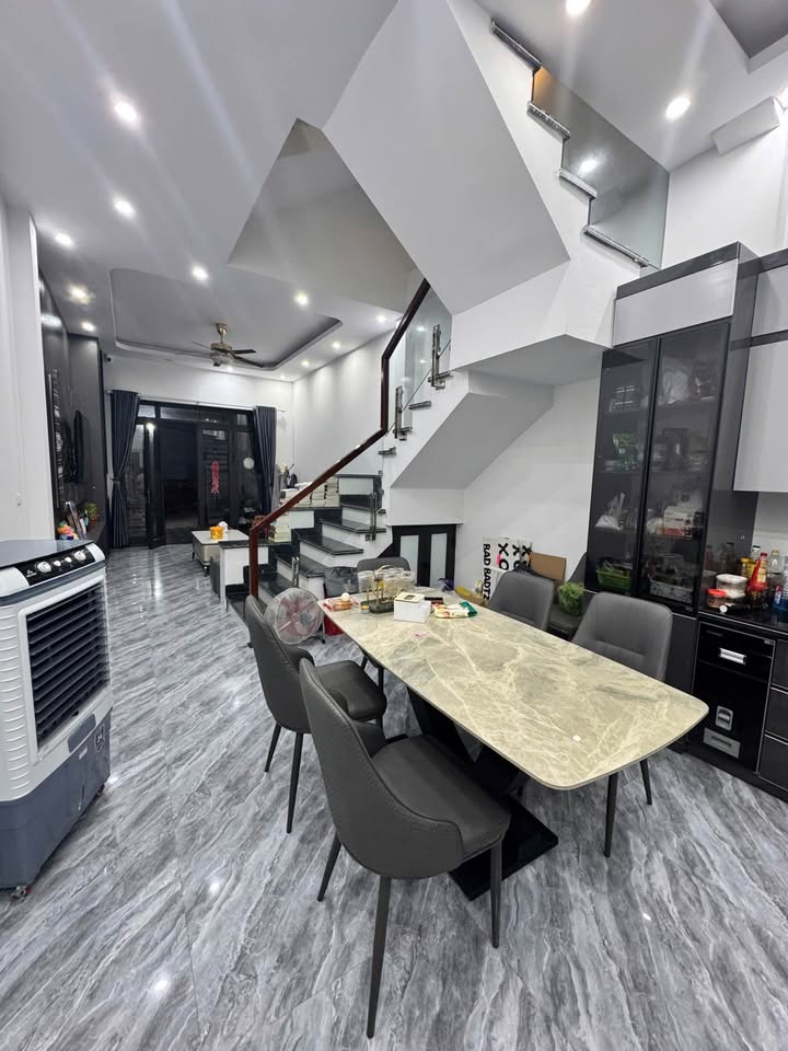 Nhà 3 tầng Hạ Long 80m² giá 2 tỷ - Kiến trúc hiện đại, gần cầu Trắng!