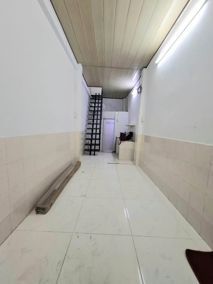 Nhà phố Bùi Viện Q1 14m² giá 2 tỷ - Sổ hồng chính chủ, hẻm thông thoáng!