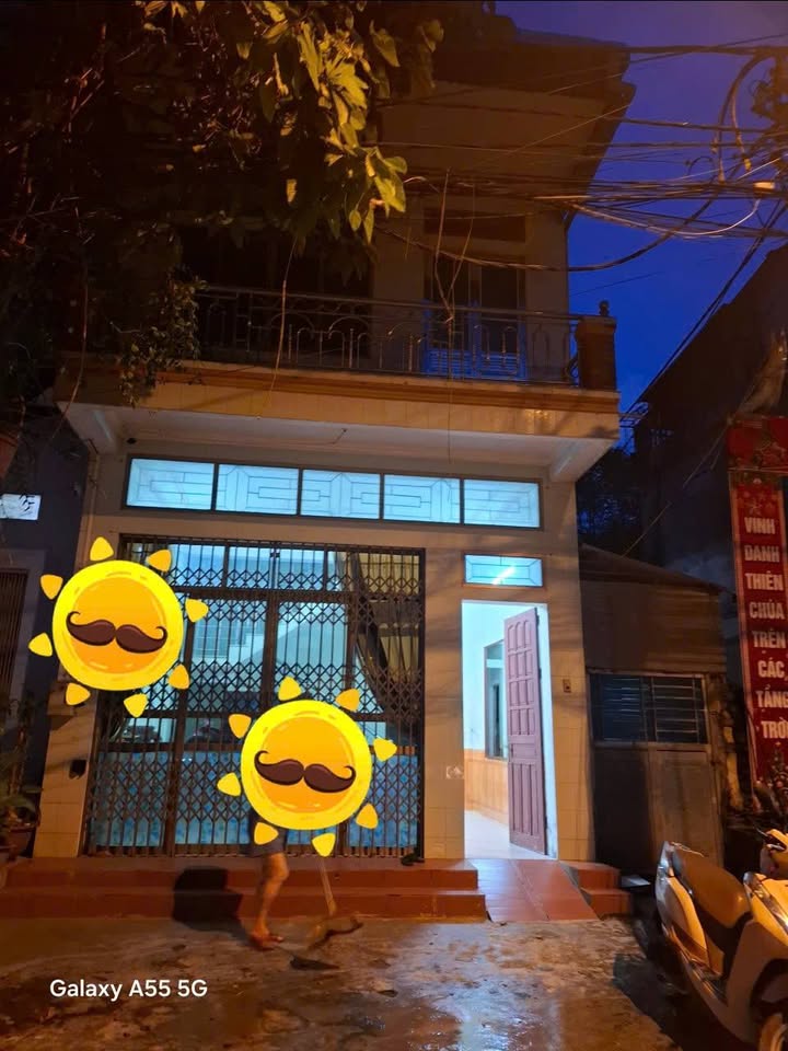 Nhà 2 tầng liền nhau đường Hoàng Quốc Việt 155m² giá 3.8 tỷ - Tiện kinh doanh, gần chợ!