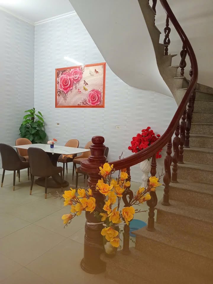 Nhà sân vườn Cẩm Thủy 140m² giá 3.9 tỷ - Khu vực đông dân cư, thuận tiện giao thông!