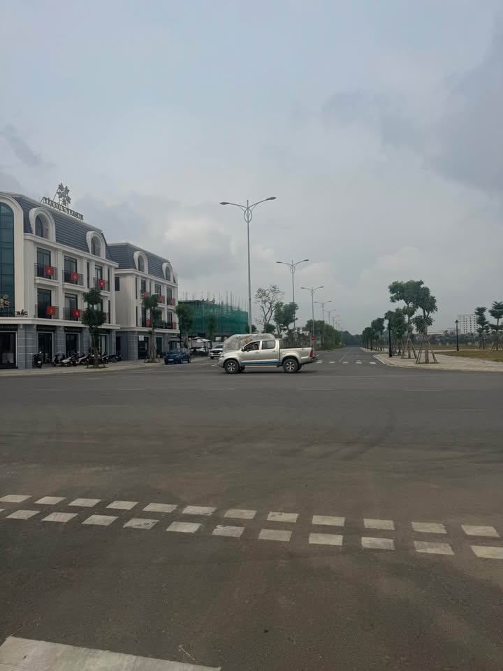 Đất mặt đường Hoàng Quốc Việt, Yên Bái 90m² giá 2.3 tỷ - Cơ hội đầu tư tuyệt vời!