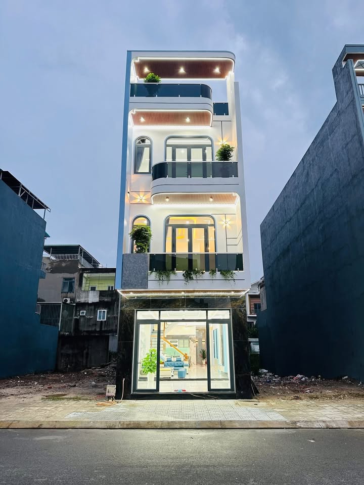 Nhà mặt tiền An Phú Dĩ An 110m² giá 7.3 tỷ - Nội thất cao cấp, sẵn sàng ở ngay!