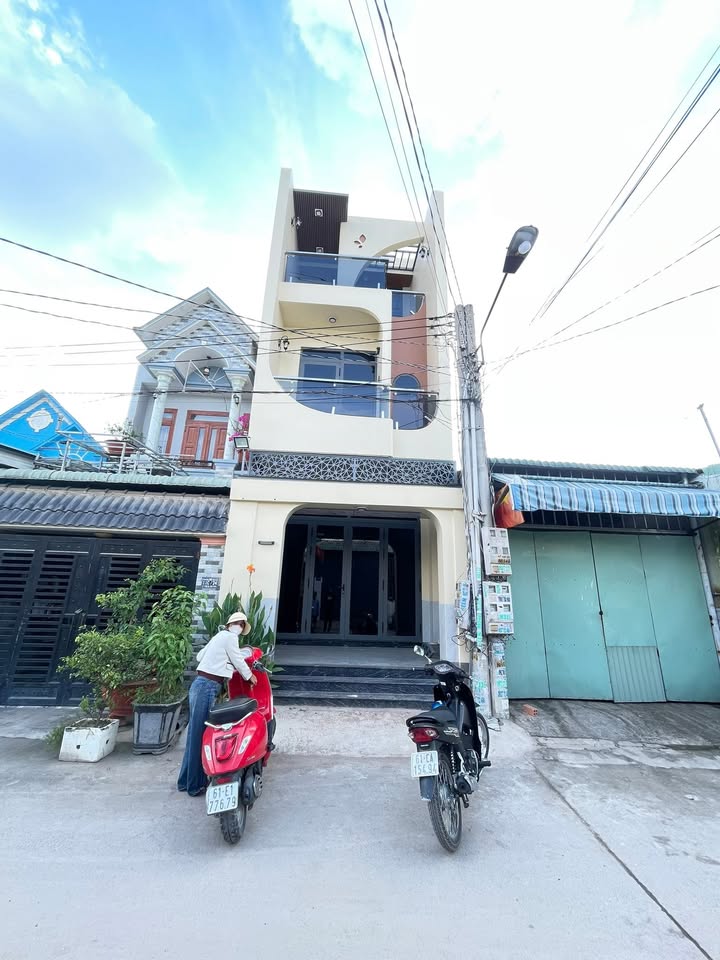 Nhà phố Bình Chuẩn 72m² giá 3.6 tỷ - Sổ hồng riêng, vị trí đắc địa!