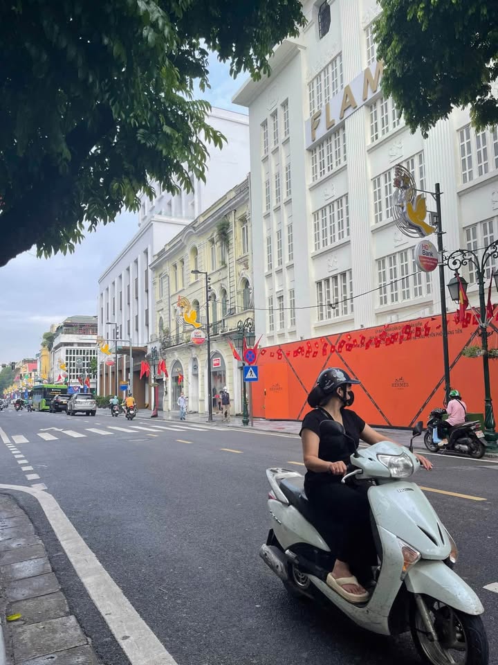 Nhà phố Tràng Tiền Hoàn Kiếm 31m² giá 20.5 tỷ - Đầu tư bất động sản đẳng cấp!