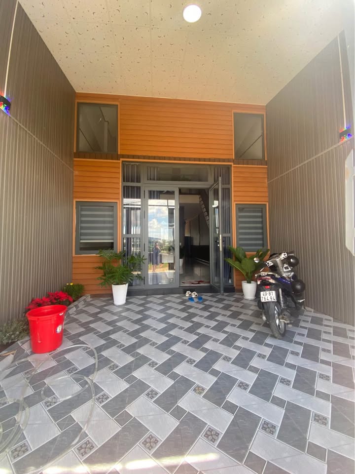 Nhà đẹp 2 tầng tại Đà Lạt 100m² giá 2.55 tỷ - Sân đậu ô tô thoải mái!
